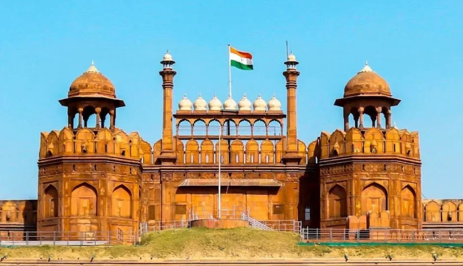 दिल्ली: लाल किले के पास जोरदार धमाका, इलाके में अफरा-तफरी; जांच में जुटी पुलिस