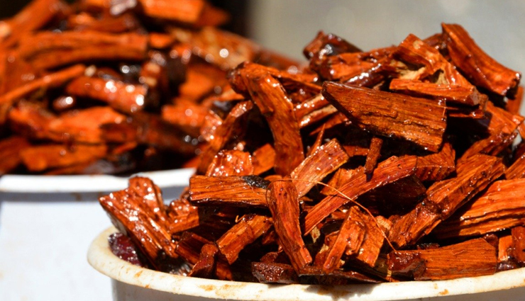 8 Natural Ways To Use Red Sandalwood To Get Beautiful Skin
