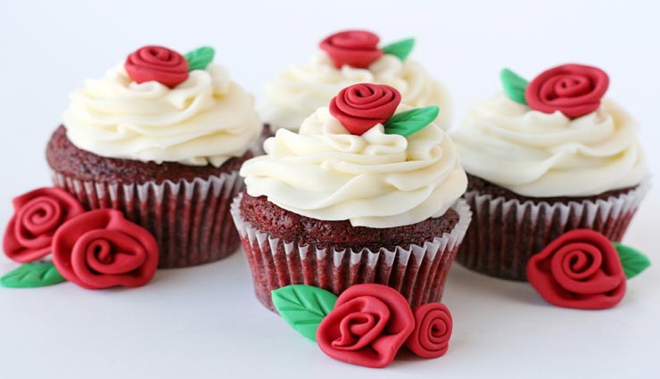 रेड वेलवेट कप केक के साथ बनाए बच्चों की पार्टी को स्पेशल #Recipe