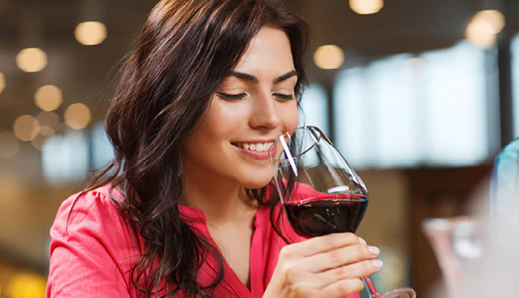 सेहत के लिए वरदान साबित हो सकती है रेड वाइन, जानें इससे मिलने वाले फायदे 