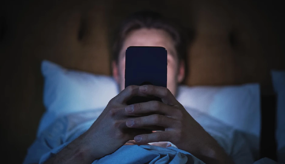 बिस्तर पर लेटे-लेटे रील्स देखने की आदत से बढ़ सकते हैं गंभीर स्वास्थ्य जोखिम, पढ़े पूरी रिपोर्ट