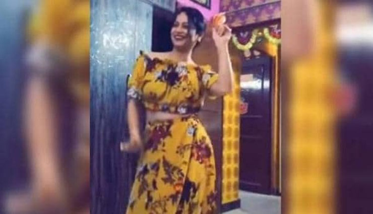 reena dwivedi,reena dwivedi tiktok video,reena dwivedi dance viral,dance viral video,lucknow election officer,internet sensation,yellow saree,news,news in hindi