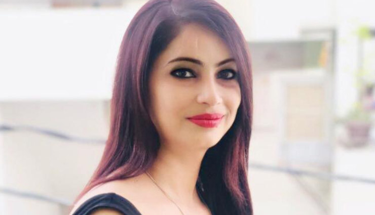 woman,polling,officer,yellow,saree,photo,viral,lok sabha,election,2019,uttar pradesh,news,news in hindi