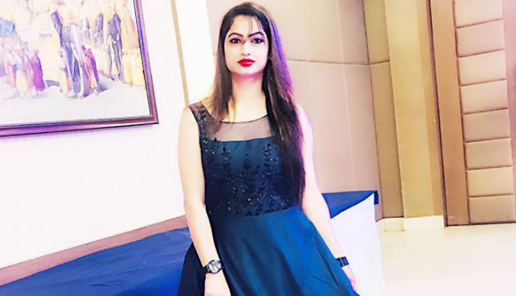 reena dwivedi,reena dwivedi tiktok video,reena dwivedi dance viral,dance viral video,lucknow election officer,internet sensation,yellow saree,news,news in hindi