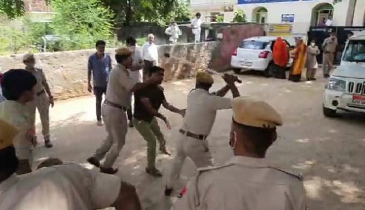 जयपुर : पेपर बांटने में देरी व सील खुली होने पर अभ्यर्थियों ने लगाए धांधली के आरोप, पुलिस ने किया लाठीचार्ज