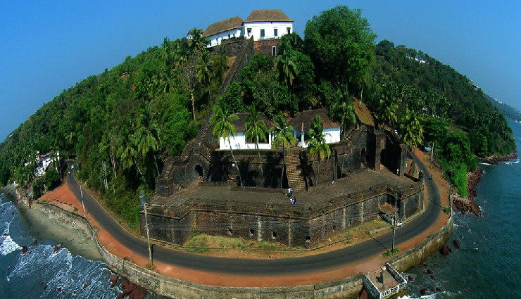 goa historical landmarks,basilica of bom jesus,fort aguada,st. augustine tower,sé cathedral,archaeological museum old goa,church of st. cajetan,reis magos fort,museum of christian art,chapora fort,goan heritage sites,goa travel guide,iconic landmarks goa