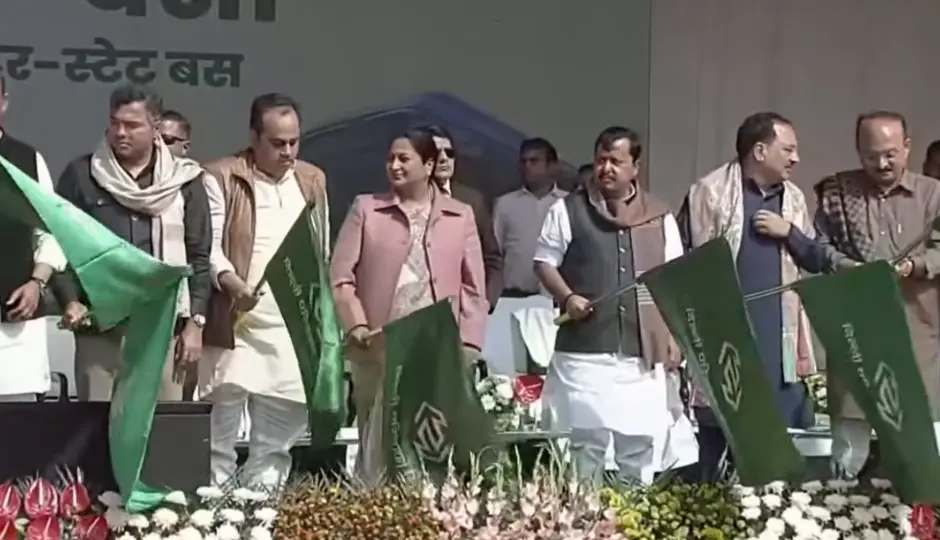 दिल्ली सरकार के एक साल पूरे, सीएम रेखा गुप्ता ने 500 नई EV बसों को दिखाई हरी झंडी; जनता को मिला बड़ा तोहफा