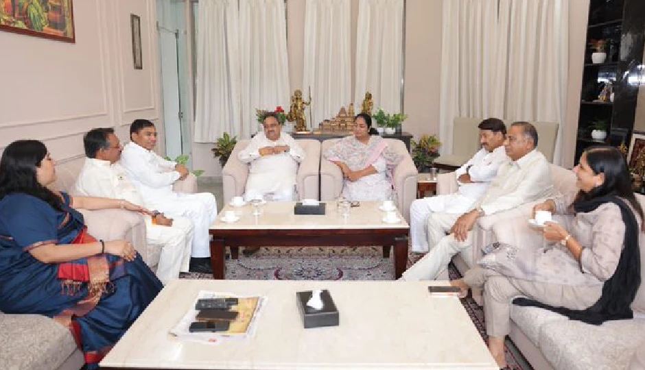 हमले के बाद पहली बार सामने आईं CM रेखा गुप्ता, दिल्ली के सांसदों संग चाय पर हुई मुलाकात