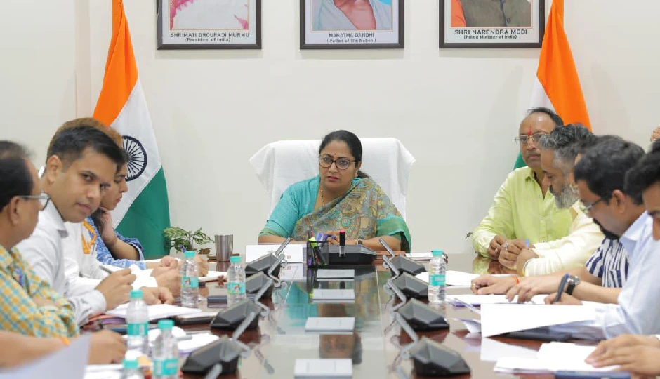 CM रेखा गुप्ता की ऑफिशियल बैठक में पति की मौजूदगी पर AAP का तंज- ‘दिल्ली में फुलेरा की पंचायत’