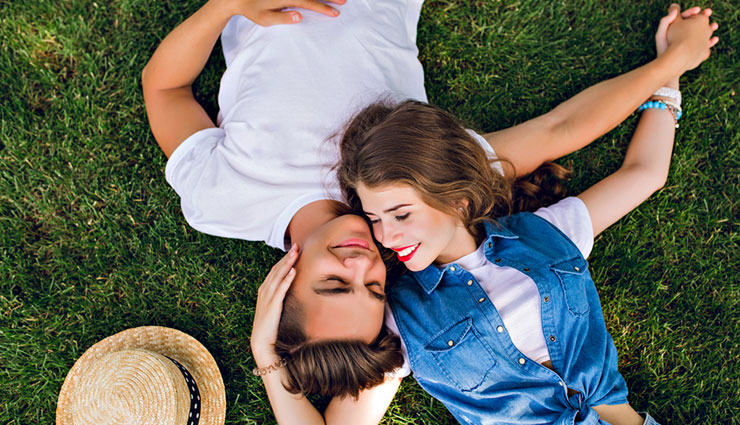 signs he wants to commit,relationship signals from men,signs he serious about you,transitioning to a committed relationship,indications he wants a girlfriend,dating insights for women,relationship progression cues,clear signs of commitment,understanding men intentions,relationship advancement clues