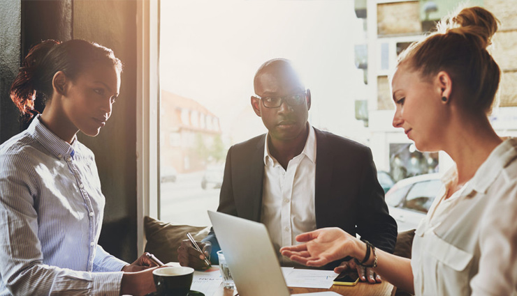 ऑफिस में सहकर्मियों के साथ बनाना चाहते हैं अच्छे संबंध, दें इन बातों पर ध्यान colleagues in office,relationship with colleagues in office