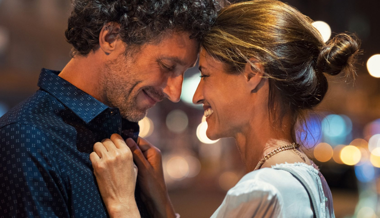 6 Indirect Signs She Likes You a Lot