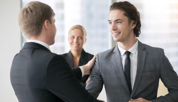 बॉस से मधुर रिश्ते बनाने के लिए ऐसा रखें ऑफिस में अपना व्यवहार, पड़ेगा सकारात्मक प्रभाव happy relationship with boss in office,relationship with boss,boss,office tips,relationship tips