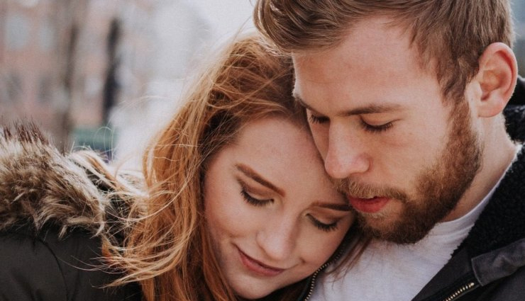 signs shes into you,how to know if she likes you,does she like me,ways to tell if shes interested,relationship tips,signs of attraction,dating advice,body language signs,understanding women,dating tips for men