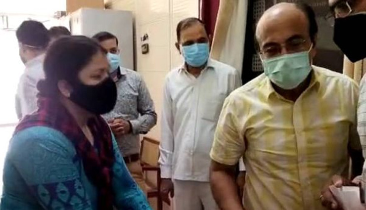  Noida News: CMO के पैरों पर गिरी मां को नहीं मिला रेमडेसिविर इंजेक्शन, जवान बेटे की मौत
