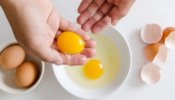 fenugreek seeds,egg yolks,baking soda,tea tree oil,aspirin,home remedies,home remedies to reduce dandruff,dandruff tips,hair care tips,beauty tips