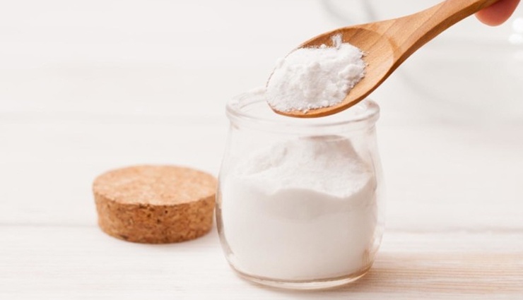 fenugreek seeds,egg yolks,baking soda,tea tree oil,aspirin,home remedies,home remedies to reduce dandruff,dandruff tips,hair care tips,beauty tips