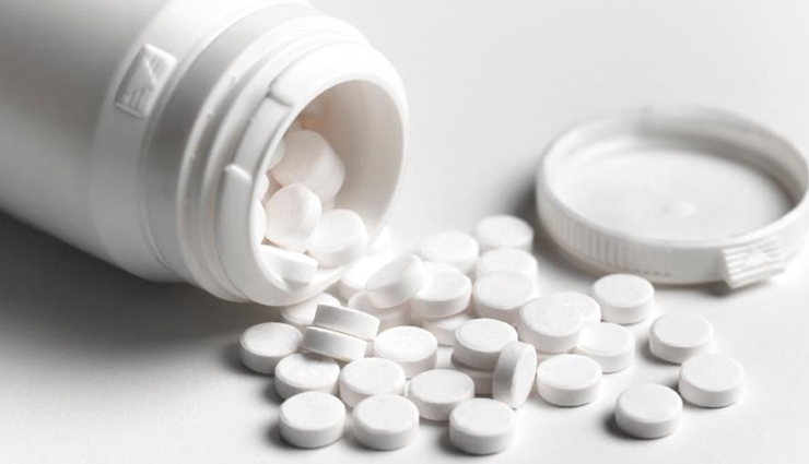 fenugreek seeds,egg yolks,baking soda,tea tree oil,aspirin,home remedies,home remedies to reduce dandruff,dandruff tips,hair care tips,beauty tips