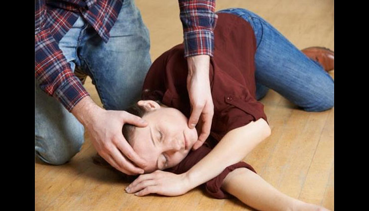 मिर्गी का दौरा पड़ने पर तुरंत किये गए ये घरेलू उपचार बचा सकते हैं जान, ध्यान में रखें 