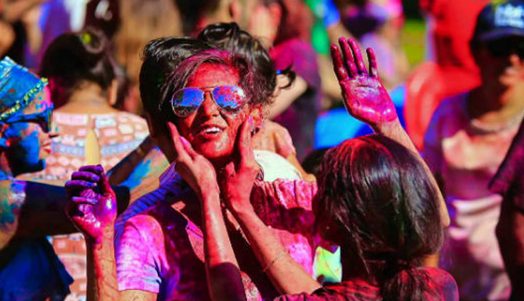 Holi Special 2019: होली के रंग बनते है आँखों की जलन का कारण, आराम देंगे ये बेहतरीन उपाय 