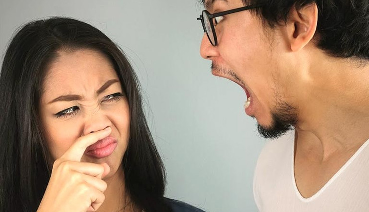 सांस की दुर्गन्ध बन सकती है शर्मिंदगी का कारण, दूर करने के लिए करें ये उपाय 