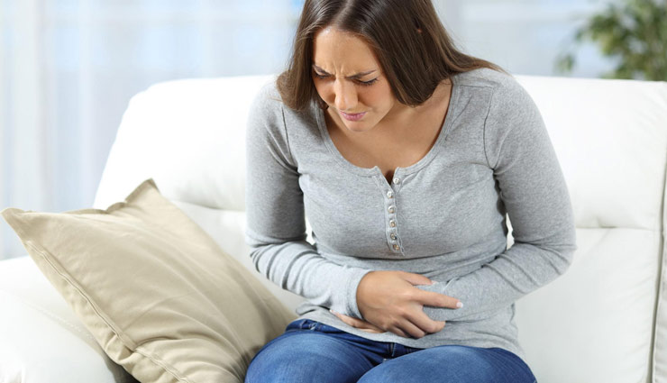 बारिश के दिनों में तला-भुना खाया, हो गया है पेट दर्द तो करे ये घरेलू उपाय