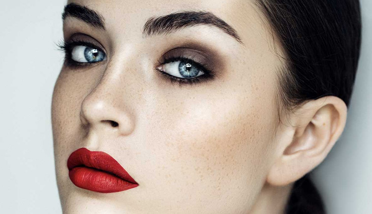 applying kajal,fashion tips,beauty tips,makeup tips,right way to apply kajal