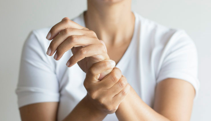 कलाई दर्द बना देता है असहाय, इससे निजात पाने के लिए अपनाए ये उपाय