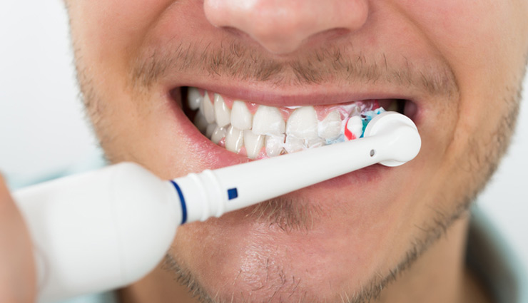 दांतों की मजबूती के लिए उनकी सफाई बहुत जरूरी, ले इन घरेलू उपायों की मदद 
