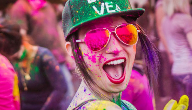 Holi Special 2019: त्वचा को दिलाना चाहते है होली के रंगों से जल्द आजादी, करें इन चीजों का इस्तेमाल 