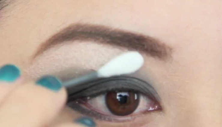 cotton swab beauty hacks,cotton swab makeup tricks,q-tip beauty tips,cotton swab skincare,cotton swab eyebrow massager,cotton swab spoolie brush,cotton swab highlighting brush,cotton swab concealer brush,cotton swab nail art tool,cotton swab eye makeup remover,cotton swab lip liner,cotton swab excess makeup remover,beauty hacks with q-tips,diy beauty tips cotton swab,versatile cotton swab beauty uses