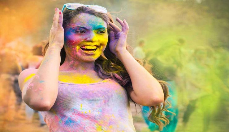 होली के रंगों से गायब हुई चहरे की रंगत, ले इन नुस्खों की मदद