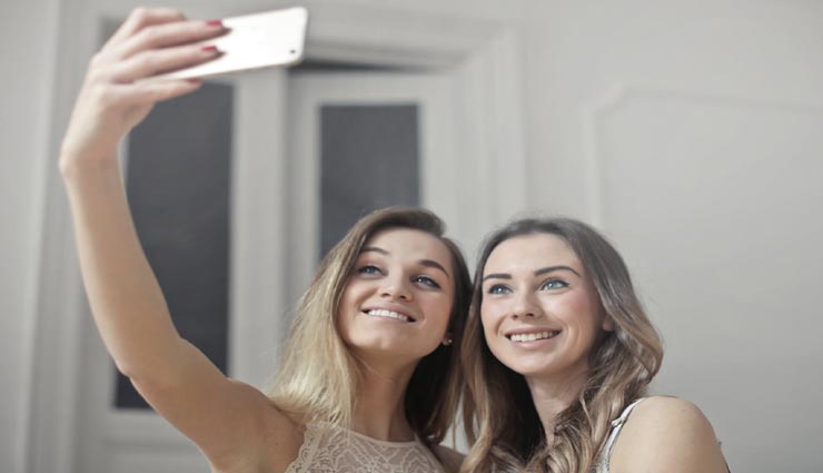 यहां सोशल मीडिया पर फोटोज डालने के लिए किराये पर मिलते है दोस्त, केवल 2 घंटे के पूरे 5 हजार रुपए