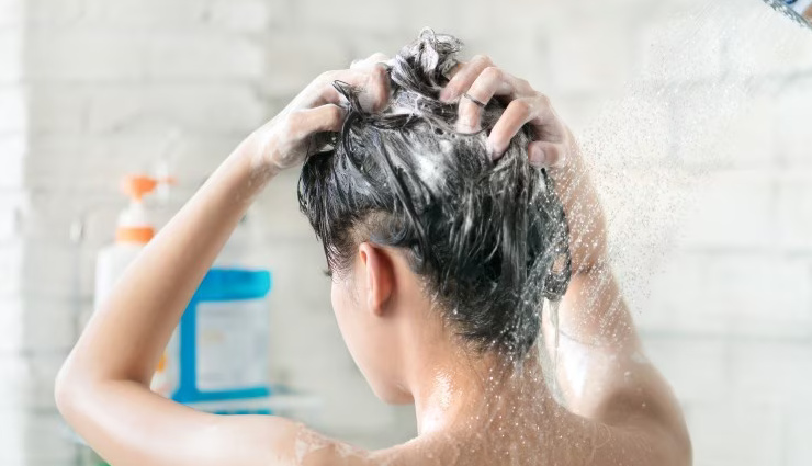 reverse hair washing benefits,how to reverse hair wash,reverse hair washing method,reverse washing for hair volume,reverse hair wash for thinning hair,conditioner before shampoo,reverse washing benefits and drawbacks,reverse washing tutorial,hydration with reverse hair washing