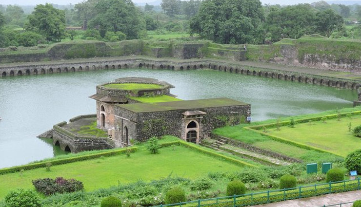 10 amazing places to explore in mandu,tourist attractions in mandu,historical monuments in mandu,jahaz mahal mandu,hathi mahal mandu,rani roopmati’s pavilion mandu,baz bahadur’s palace mandu,hindola mahal mandu,bagh caves mandu,hoshang shah’s tomb mandu,jami masjid mandu,munja talao mandu,rewa kund mandu,best places to visit in mandu,mandu tourist guide,things to do in mandu