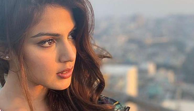 सुशांत केस / रिया चक्रवर्ती की मुश्किलें बड़ी, ED ने भेजा समन, शुक्रवार को होना होगा पेश  
