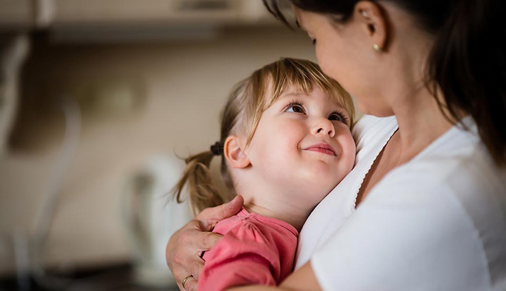 बच्चे की वजह से नहीं हो पा रही रात में आपकी नींद पूरी, इस तरह करें दिनचर्या में बदलाव routine for day if you do not sleep in night,what to do if child doesnt let you sleep,mates and me,parenting tips,child care tips,relationship tips,mates and me