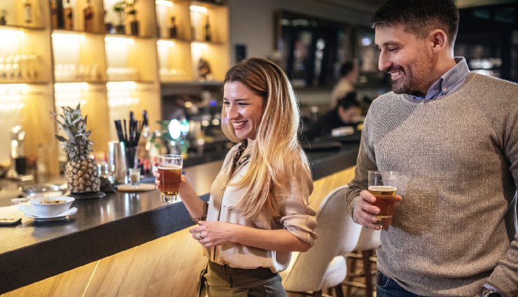 how to approach a woman,tips for approaching women,dating advice for men,confident conversation starters,body language when approaching women,making eye contact,starting a conversation with a stranger,building attraction