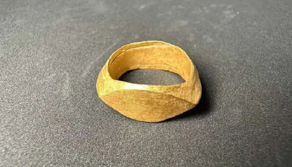 thailand archaeological discovery,2000 year old gold rings,brahmi inscription,ancient gold ring,thailand excavation,phetchaburi archaeological site,don yai thong,ancient india thailand relations,brahmi script