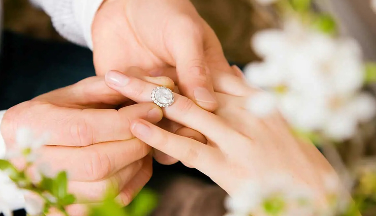 प्रपोज करने के लिए लड़के ने बनवाई 4 करोड़ की रिंग और सामने आ गया गर्लफ्रेंड का घिनौना सच!