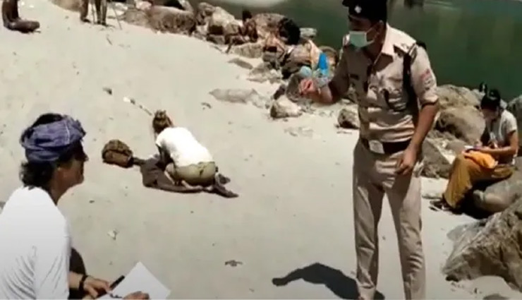 ऋषिकेश : गंगा किनारे विदेशी सैलानियों ने उड़ाई लॉकडाउन की धज्जियाँ, मिली अनोखी सजा- 500 बार लिखवाया 'आई एम सॉरी'