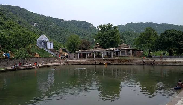 must visit places in rishikesh,top attractions in rishikesh,best spiritual places in rishikesh,adventure activities in rishikesh,rishikesh sightseeing spots,yoga and meditation in rishikesh,rishikesh temples to visit,adventure travel in rishikesh,best places for river rafting in rishikesh,rishikesh sacred sites and temples