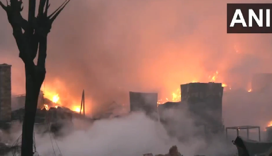 दिल्ली के रिठाला मेट्रो स्टेशन के पास भीषण आग, सैकड़ों झुग्गियां खाक, एक की मौत, कई बेघर