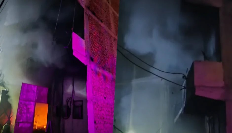 दिल्ली: रिठाला मेट्रो स्टेशन के पास फैक्ट्री में भीषण आग, 4 की दर्दनाक मौत, राहत कार्य जारी