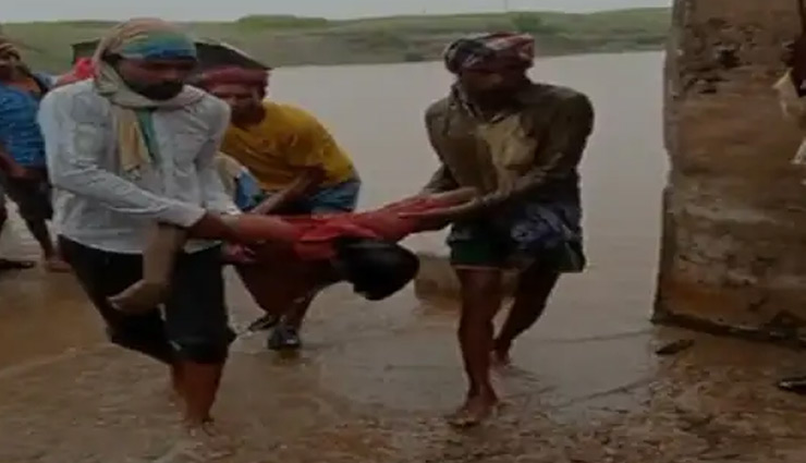 एनीकट पार करते समय बच्ची नदी में गिरी, बचाने कूदे मां-बाप, तीनों की हुई मौत