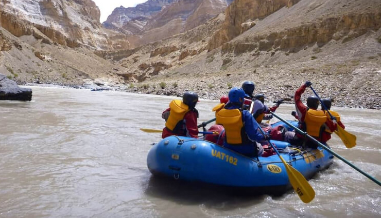 लद्दाख: खूबसूरत वादियों और बर्फ की चोटियों से सम्मोहित होते हैं पर्यटक, क्षेत्रफल में सबसे बड़ा और सबसे कम आबादी वाला केन्द्र शासित प्रदेश ladakh travel,explore ladakh,himalayan adventure,leh-ladakh tour,best places to visit in ladakh,trekking in ladakh,cultural experiences in ladakh,ladakh monasteries,high altitude landscapes,adventure tourism ladakh,pangong lake exploration,nubra valley journey,ladakh photography,motorbike tours ladakh,top things to do in ladakh