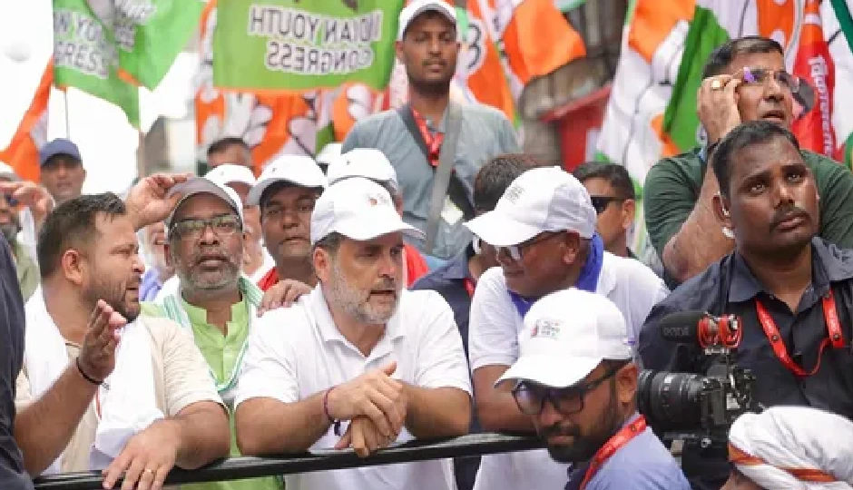 बिहार चुनाव: कांग्रेस के खिलाफ आरजेडी के 5 उम्मीदवार, INDIA गठबंधन में ‘फ्रेंडली फाइट’ या बढ़ता मतभेद?