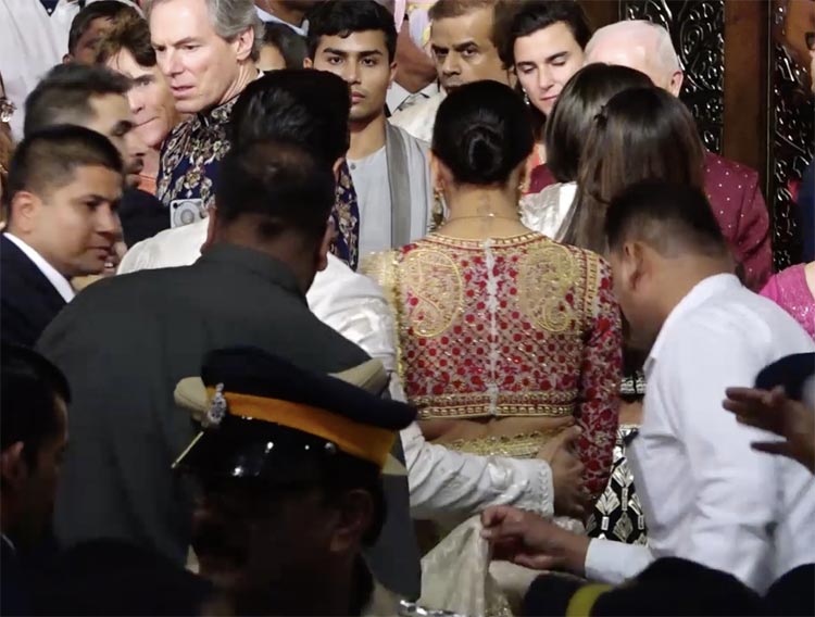 फिर दिखा दीपिका की गर्दन पर ‘आरके’ टैटू, हटवाने को तैयार नहीं bollywood,deepika padukone,ranveer singh,ranbir kapoor,rk tatoo,isha ambani,anand piramal,wedding