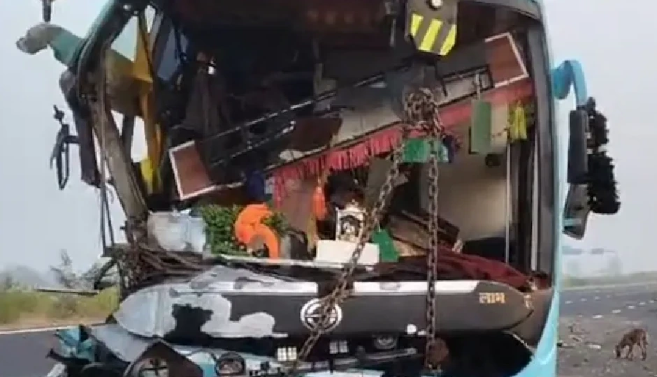 दिल्ली-मुंबई एक्सप्रेसवे पर 42 यात्रियों से भरी स्लीपर बस को मारी जोरदार टक्कर, 2 यात्रियों की मौत, 8 घायल