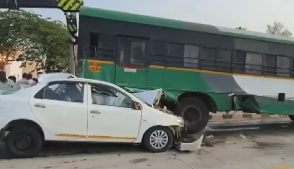 सड़क पर खड़ी बस से भिड़ी तेज रफ्तार कार, परिवार के तीनों सदस्यों की दर्दनाक मौत सड़क पर खड़ी बस से भिड़ी तेज रफ्तार कार, परिवार के तीनों सदस्यों की दर्दनाक मौत